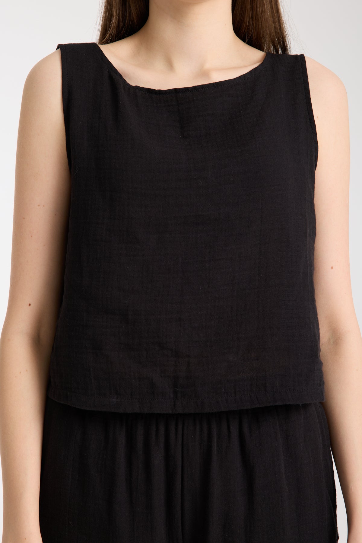 Çift Katlı Müslin Kolsuz Bluz ve Düz Pantolon Takımı