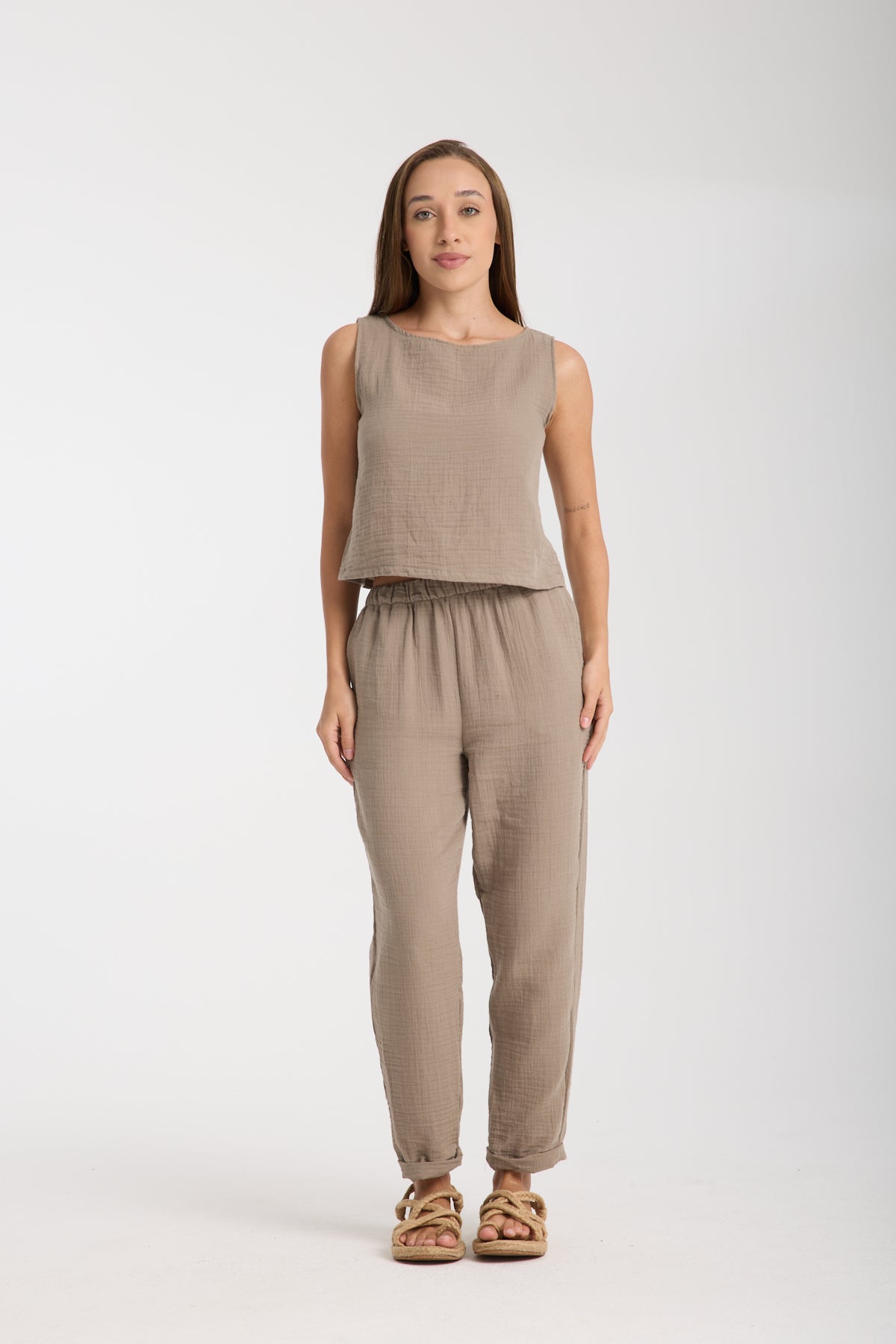 Çift Katlı Müslin Kolsuz Bluz ve Düz Pantolon Takımı
