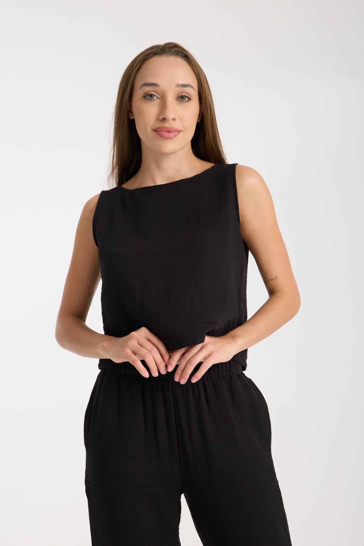 Çift Katlı Müslin Kolsuz Bluz ve Düz Pantolon Takımı