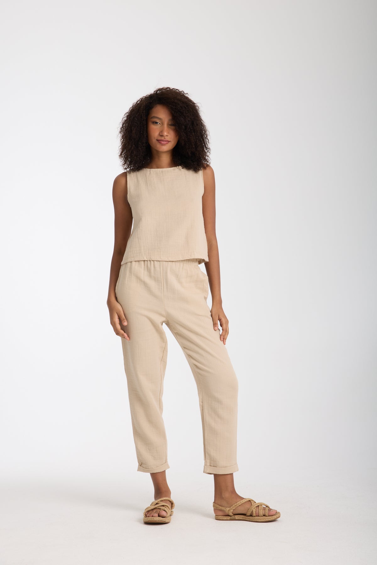 Çift Katlı Müslin Kolsuz Bluz ve Düz Pantolon Takımı