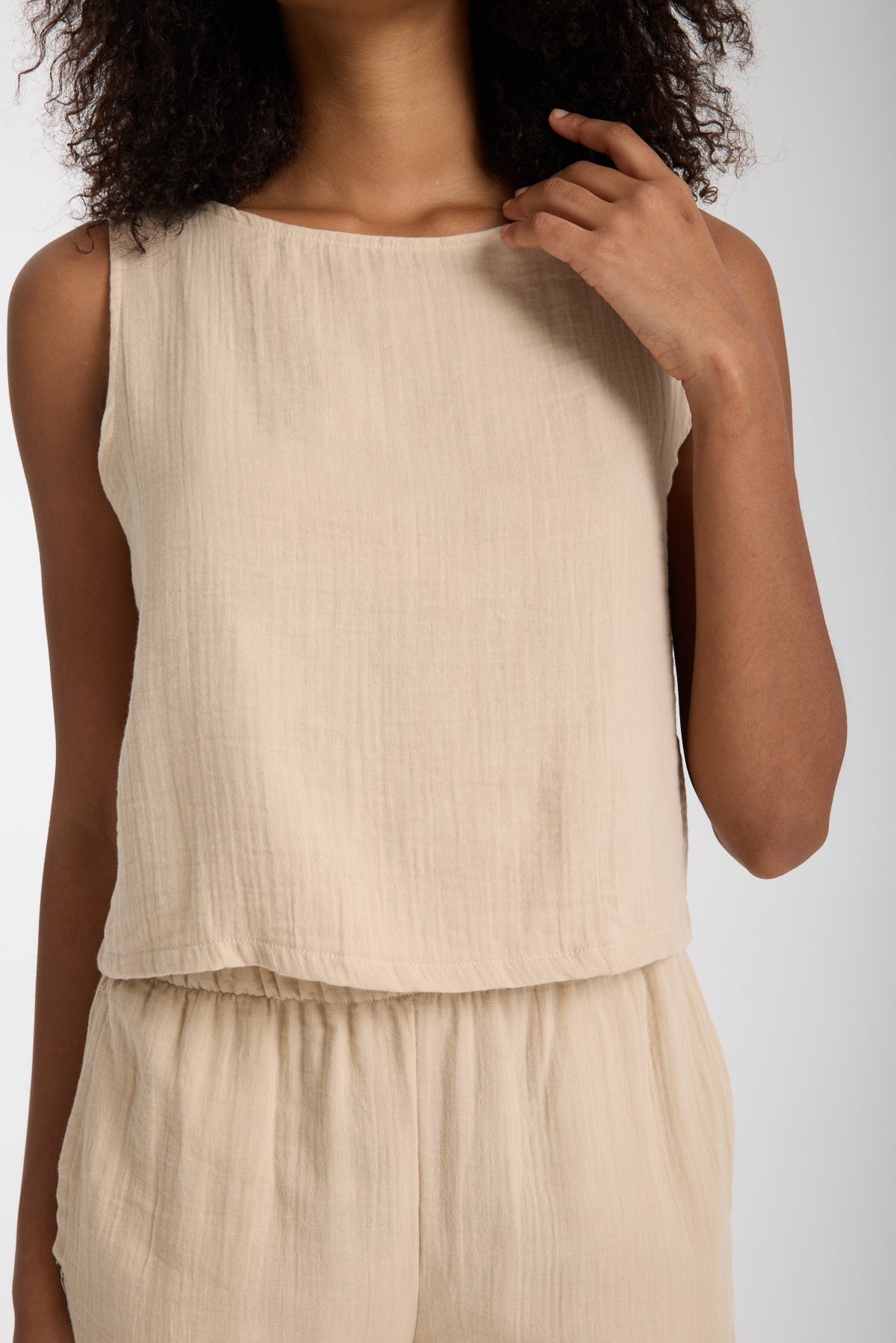 Çift Katlı Müslin Kolsuz Bluz ve Düz Pantolon Takımı