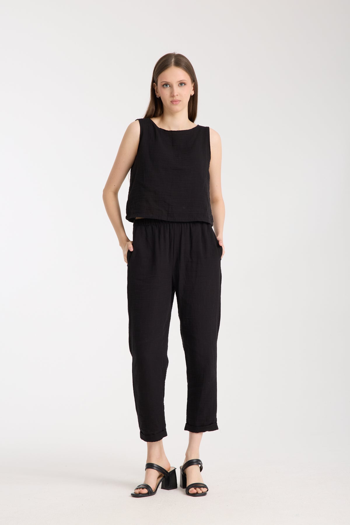 Çift Katlı Müslin Kolsuz Bluz ve Düz Pantolon Takımı