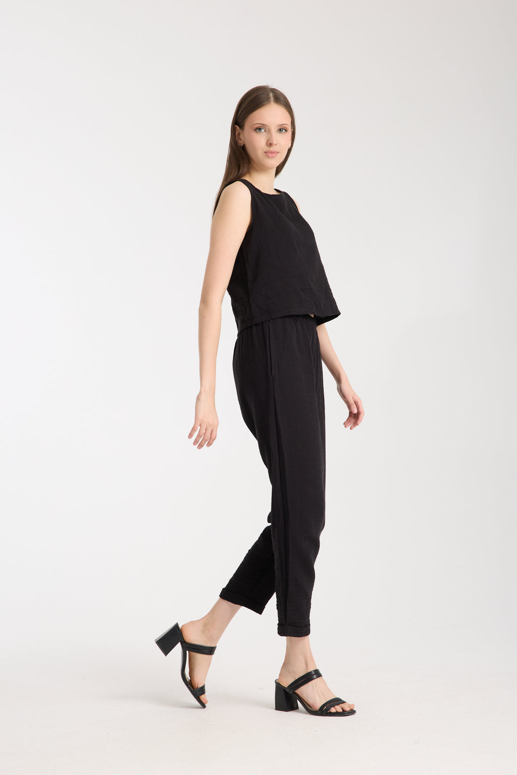 Çift Katlı Müslin Kolsuz Bluz ve Düz Pantolon Takımı