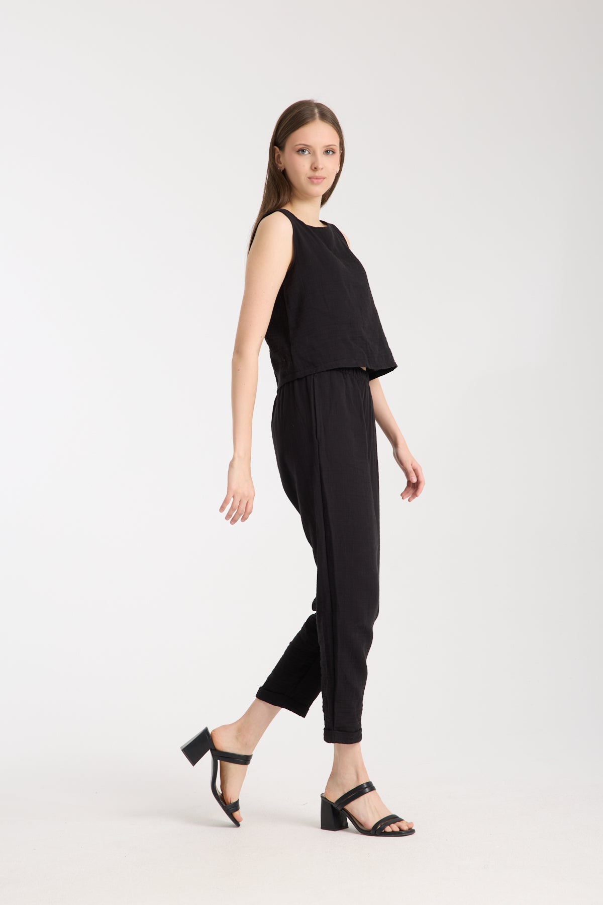 Çift Katlı Müslin Kolsuz Bluz ve Düz Pantolon Takımı