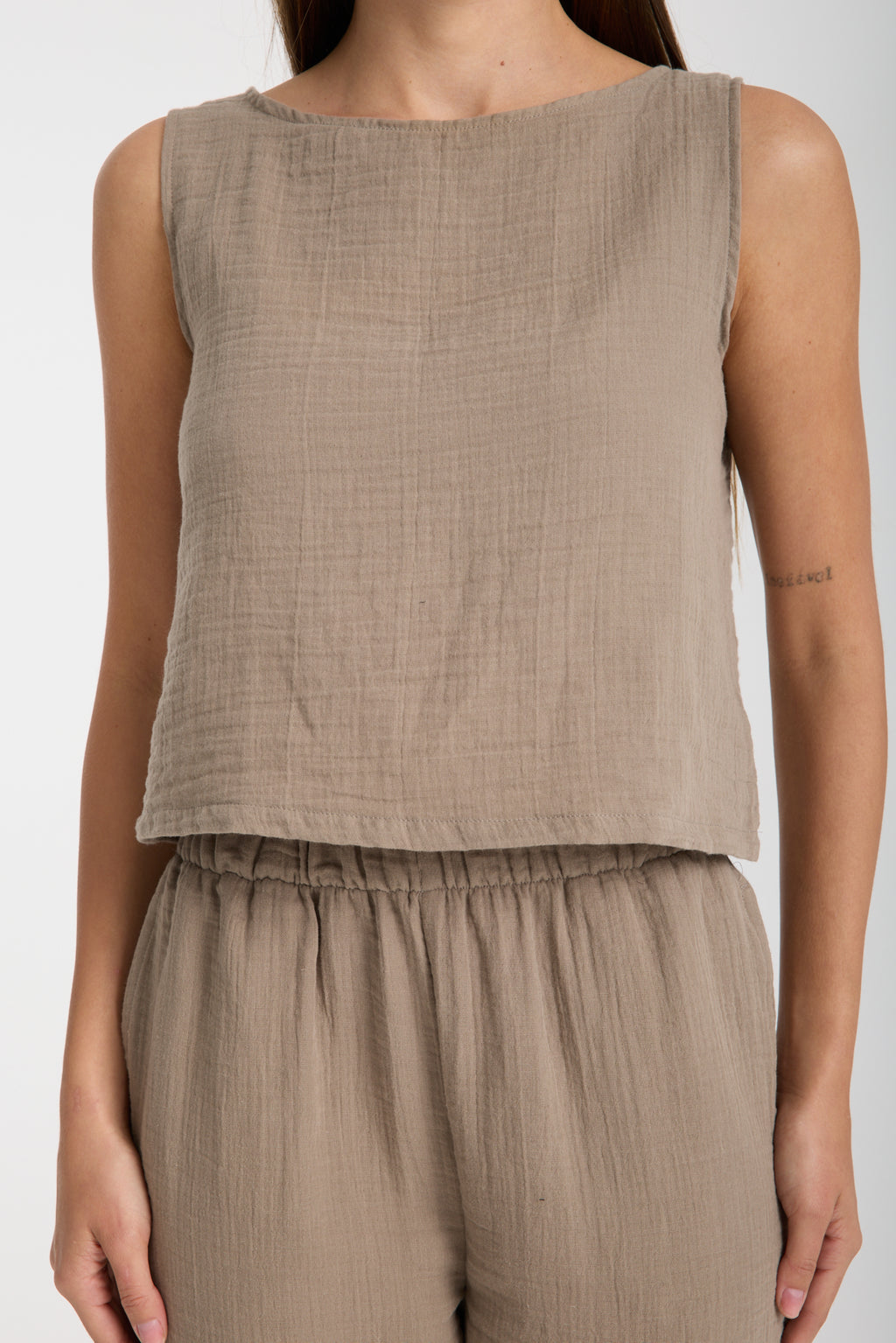 Çift Katlı Müslin Kolsuz Bluz ve Düz Pantolon Takımı