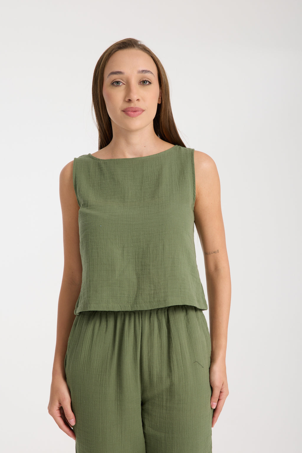 Çift Katlı Müslin Kolsuz Bluz ve Düz Pantolon Takımı