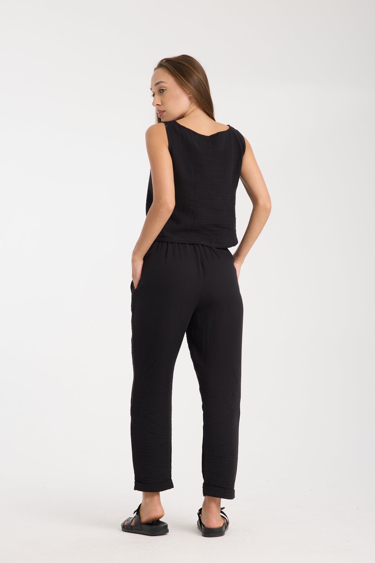 Çift Katlı Müslin Kolsuz Bluz ve Düz Pantolon Takımı