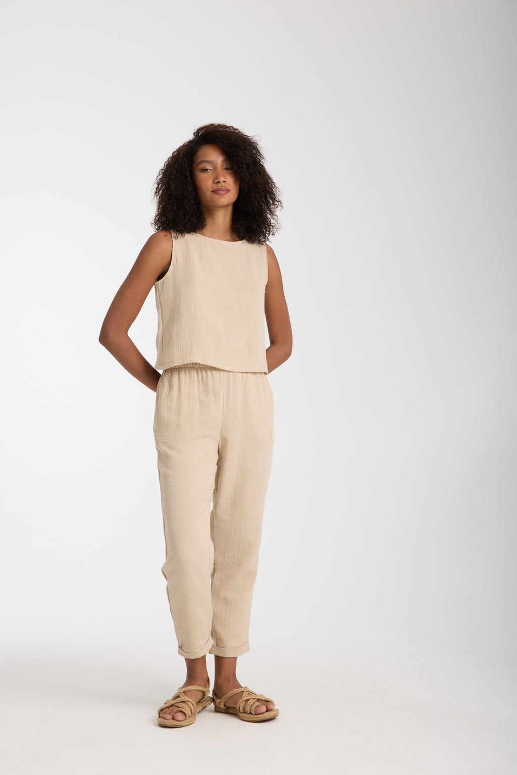 Çift Katlı Müslin Kolsuz Bluz ve Düz Pantolon Takımı