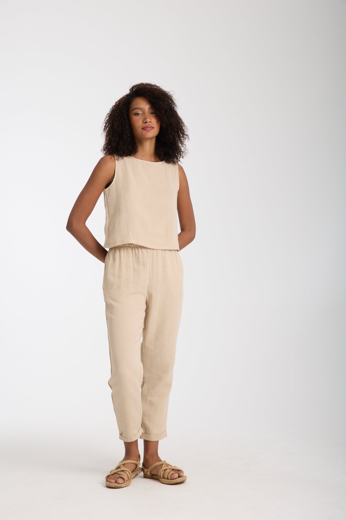 Çift Katlı Müslin Kolsuz Bluz ve Düz Pantolon Takımı