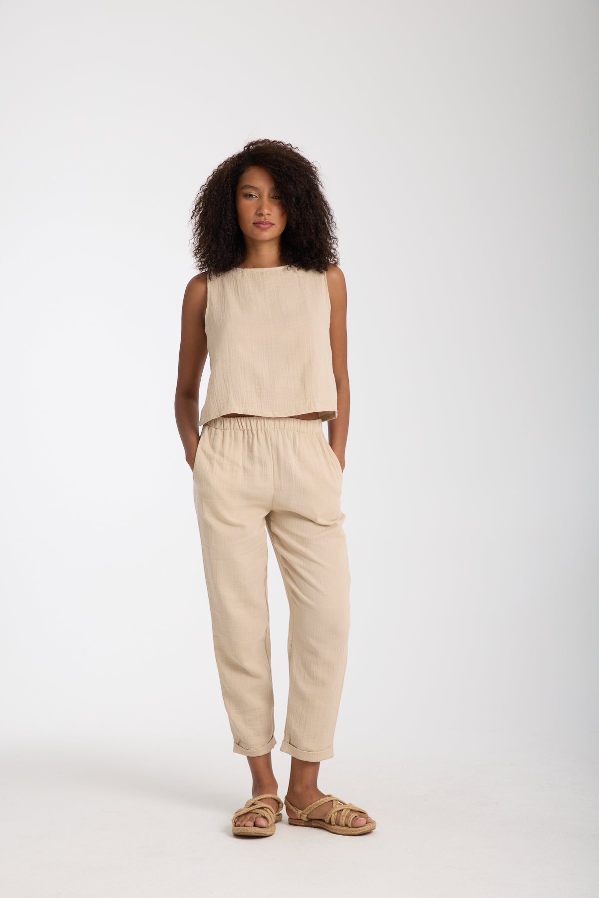 Çift Katlı Müslin Kolsuz Bluz ve Düz Pantolon Takımı