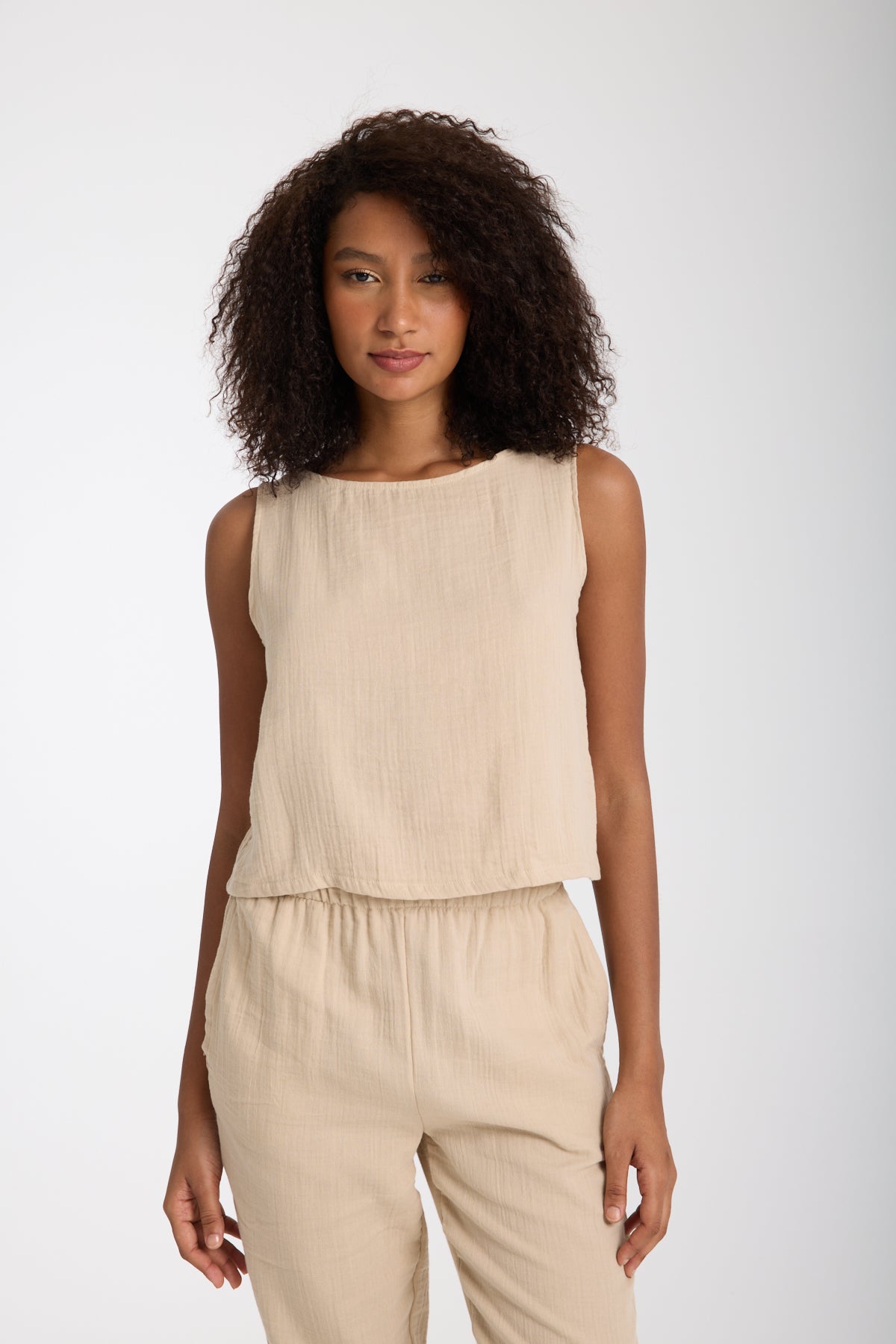 Çift Katlı Müslin Kolsuz Bluz ve Düz Pantolon Takımı