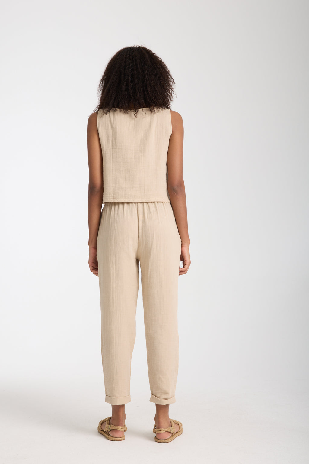 Çift Katlı Müslin Kolsuz Bluz ve Düz Pantolon Takımı