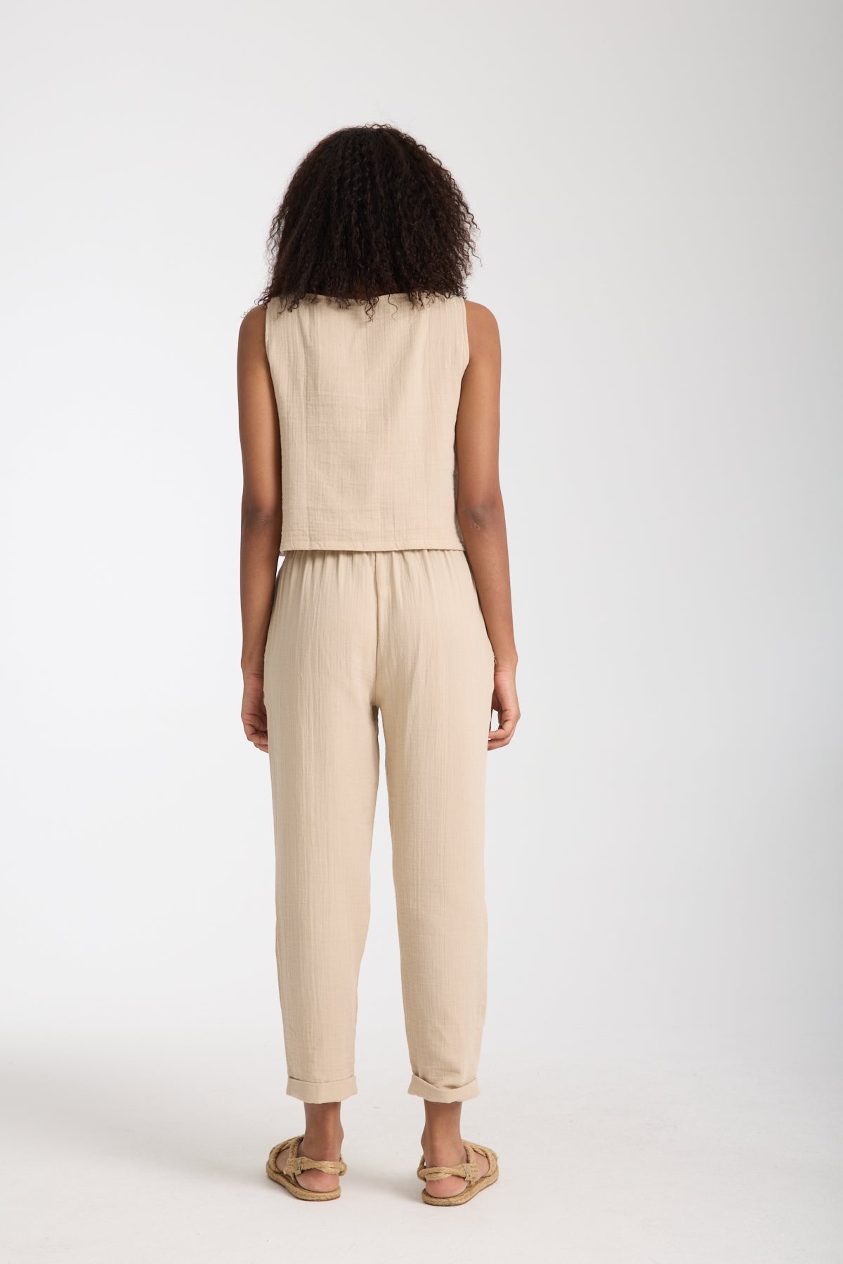 Çift Katlı Müslin Kolsuz Bluz ve Düz Pantolon Takımı